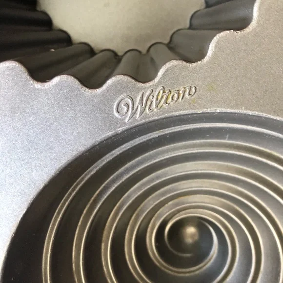 💋Wilton Giant Cupcake Baking Pan💋 - Picture 2 of 3